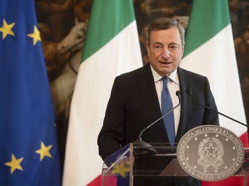 Vaccini, rincari e migranti: Draghi detta la linea