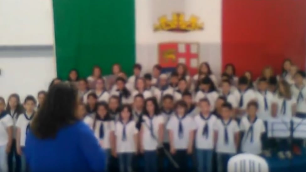 Canzone del Ventennio a scuola. Sindacati contro il coro dei bimbi