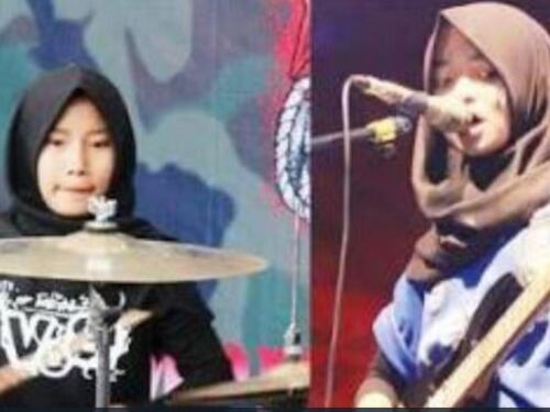 Indonesia, la band di adolescenti che suona heavy metal con il velo