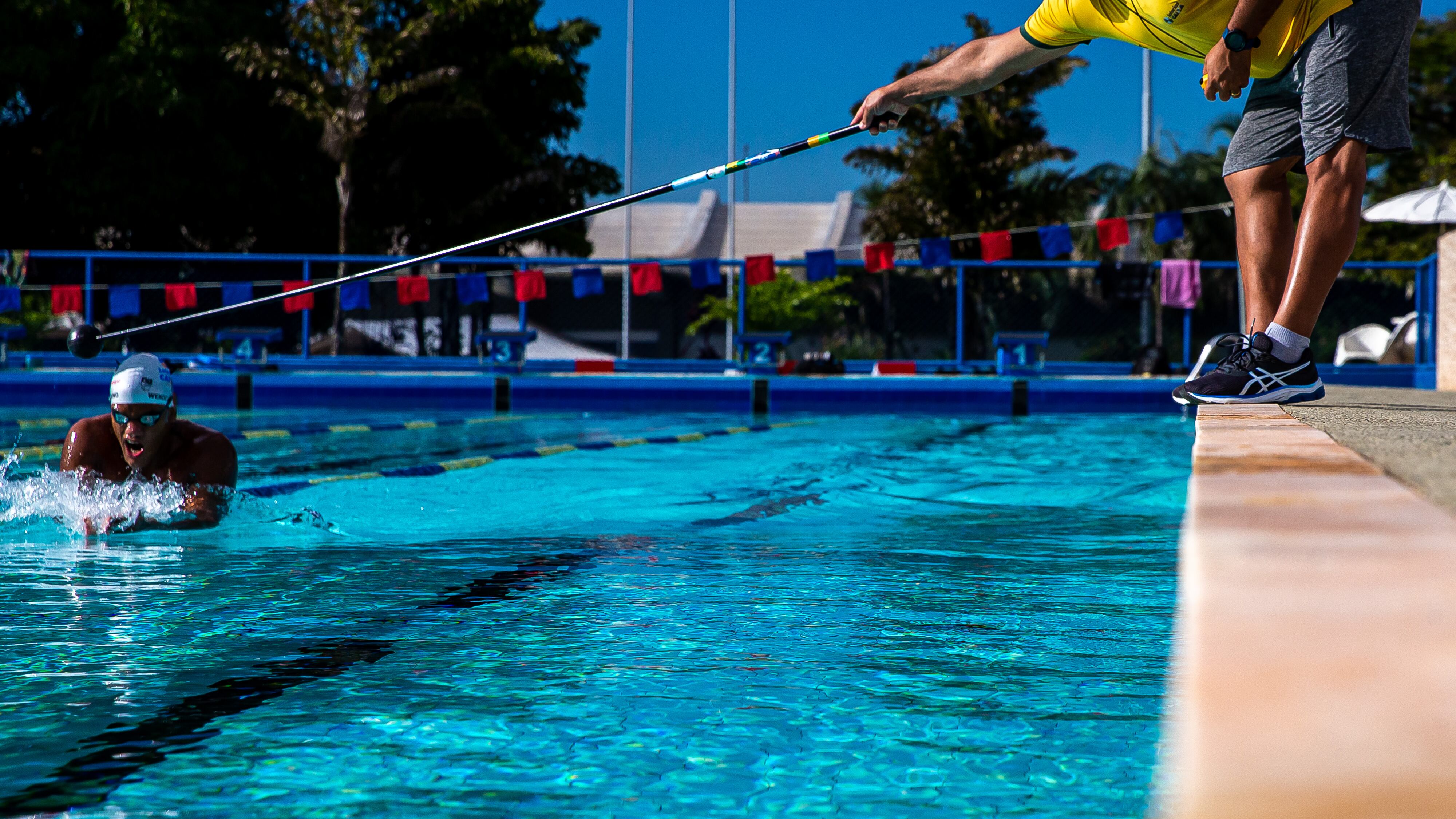 Il Covid "muore" in piscina: ecco perché