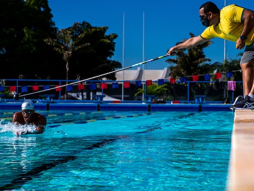 Il Covid "muore" in piscina: ecco perché