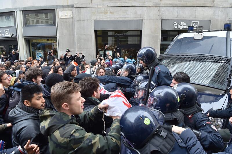 Scontri tra studenti e forze dell'ordine alla Statale di Milano 10