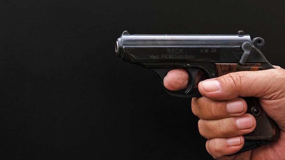Studente minaccia professori all'esame con la pistola: "Promuovetemi"