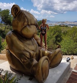 Wanda Nara hot, legge e mostra il lato b 8