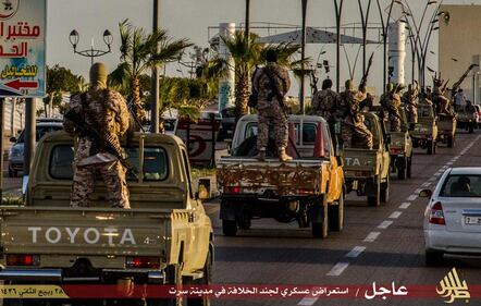 L'Isis sfila a Sirte: ecco la parata in pieno giorno 5