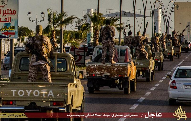 L'Isis sfila a Sirte: ecco la parata in pieno giorno 5