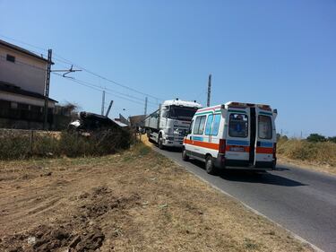 L'autoarticolato travolto dal treno 7