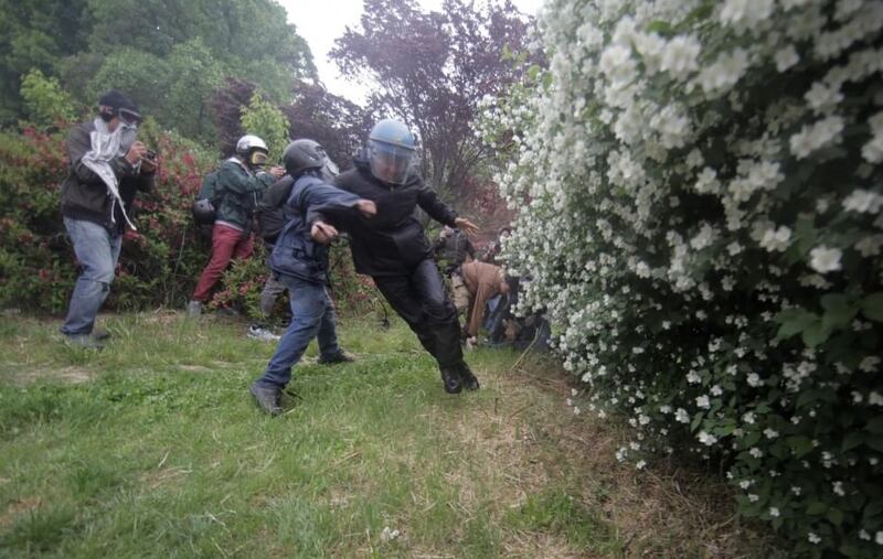 Così i black bloc aggrediscono un agente 6