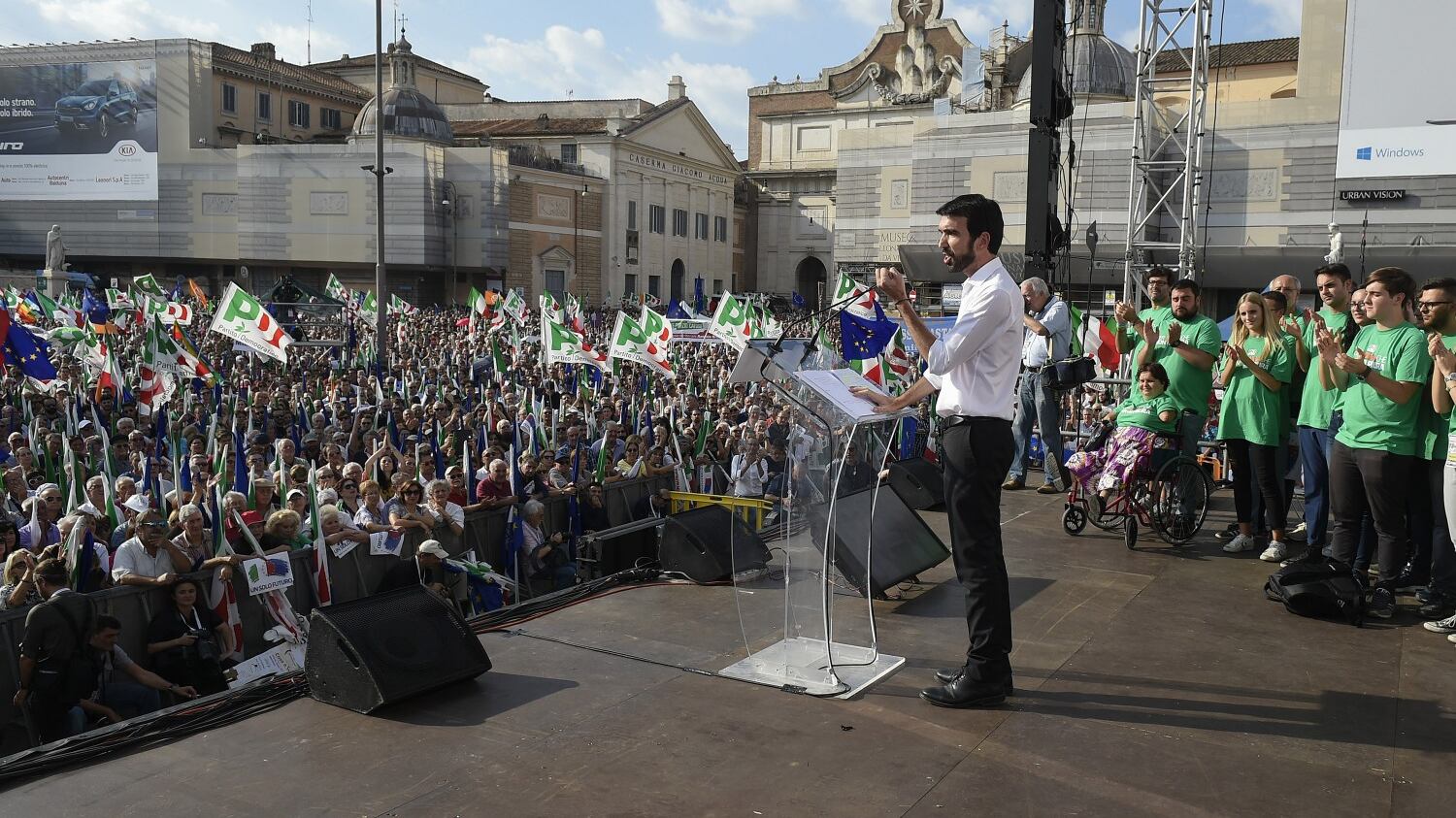 Pd in piazza per trovare unità, ma le divisioni restano