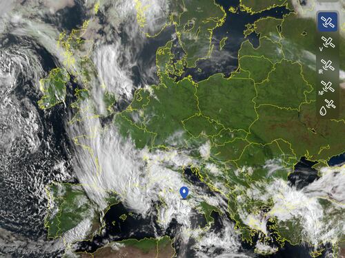 Meteo, cambia di nuovo tutto: preparatevi a 48 ore di piogge, temporali e crollo termico