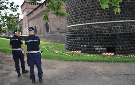 Crollano frammenti della torre: paura al Castello Sforzesco 11