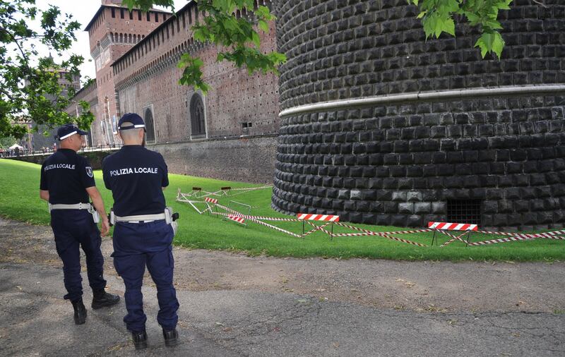 Crollano frammenti della torre: paura al Castello Sforzesco 11