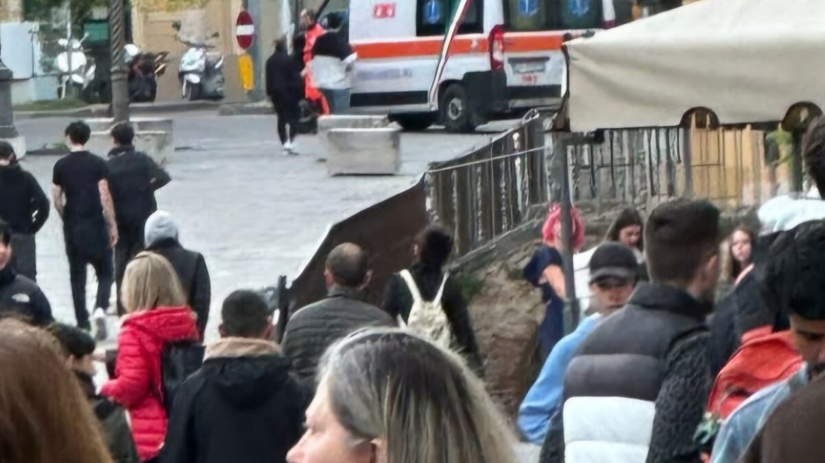 Botte fra stranieri, un ferito tra il fuggi fuggi generale: paura a Siena