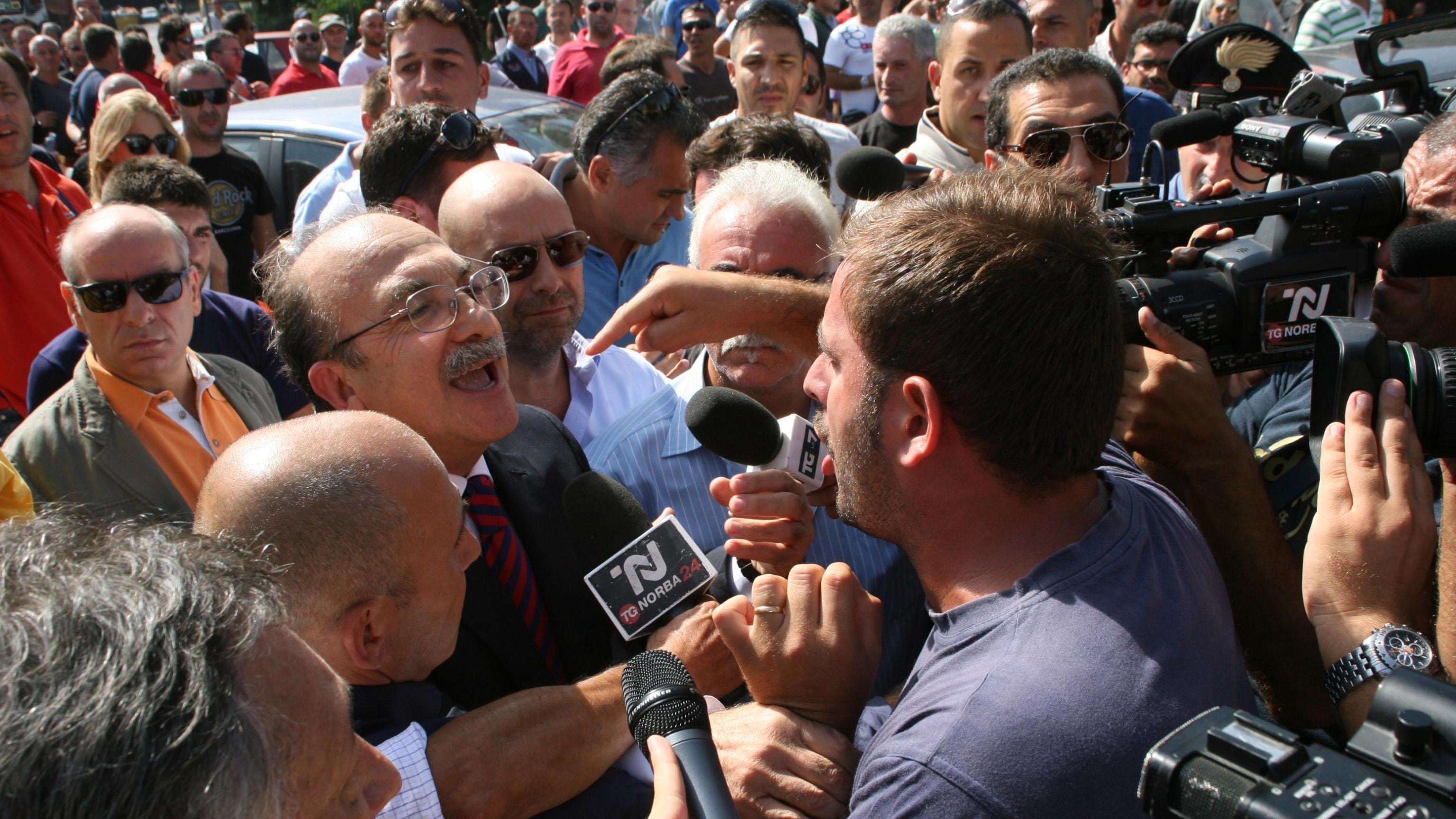 Sindaco di Taranto aggredito a calci e pugni