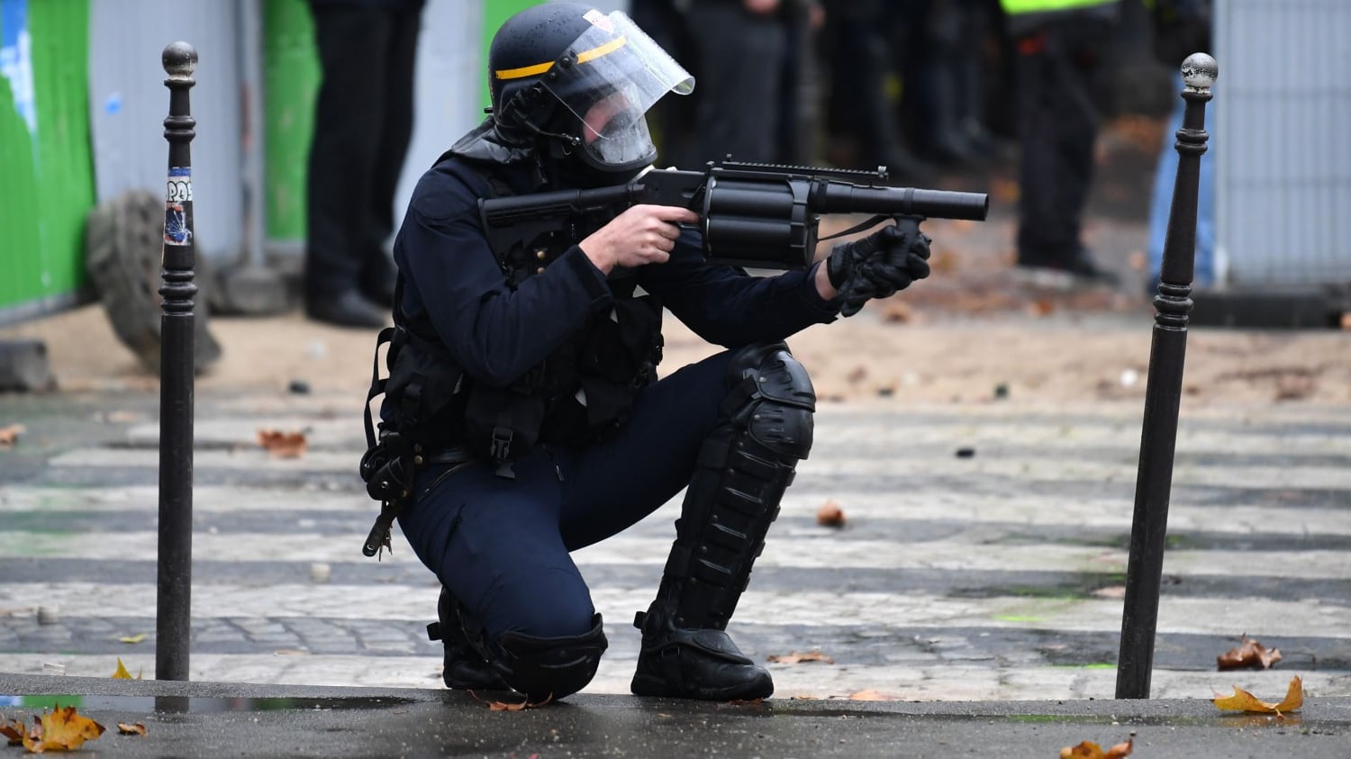 Polizia terrorizzata dai gilet gialli: "Saremo costretti a sparare"