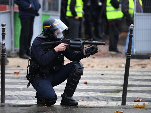 Polizia terrorizzata dai gilet gialli: "Saremo costretti a sparare"