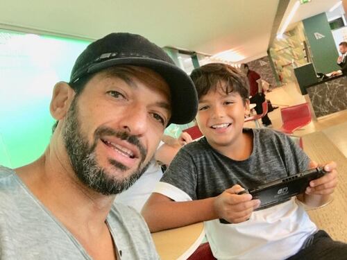 Il dolore di Pago per il figlio lontano: "Verrei da te strisciando ma non lo faccio per il tuo bene"