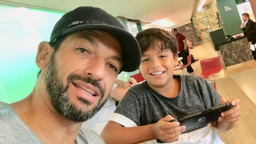 Il dolore di Pago per il figlio lontano: "Verrei da te strisciando ma non lo faccio per il tuo bene"