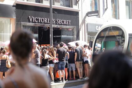 Victoria's Secret apre a Milano: preso d'assalto il negozio 7