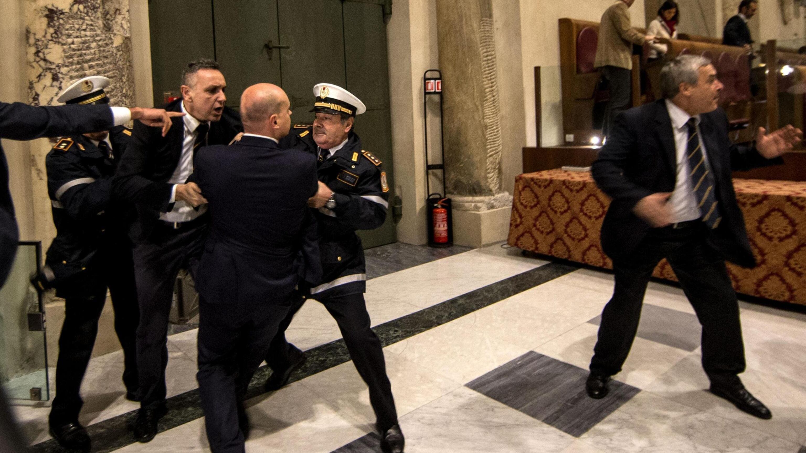 Urla, spintoni e pugni. Alta tensione in Campidoglio