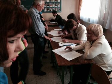 Donetsk, in fila per votare 7