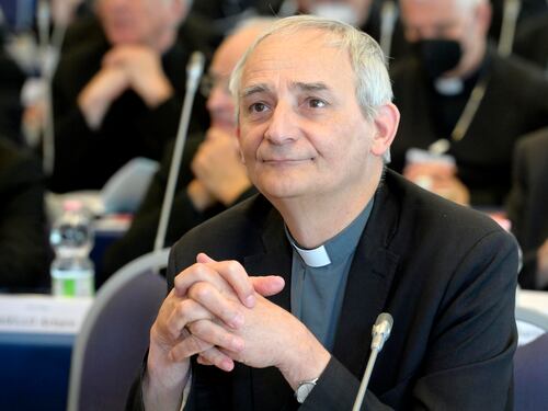 Zuppi dice no all'eutanasia: "Però celebrerei le esequie"