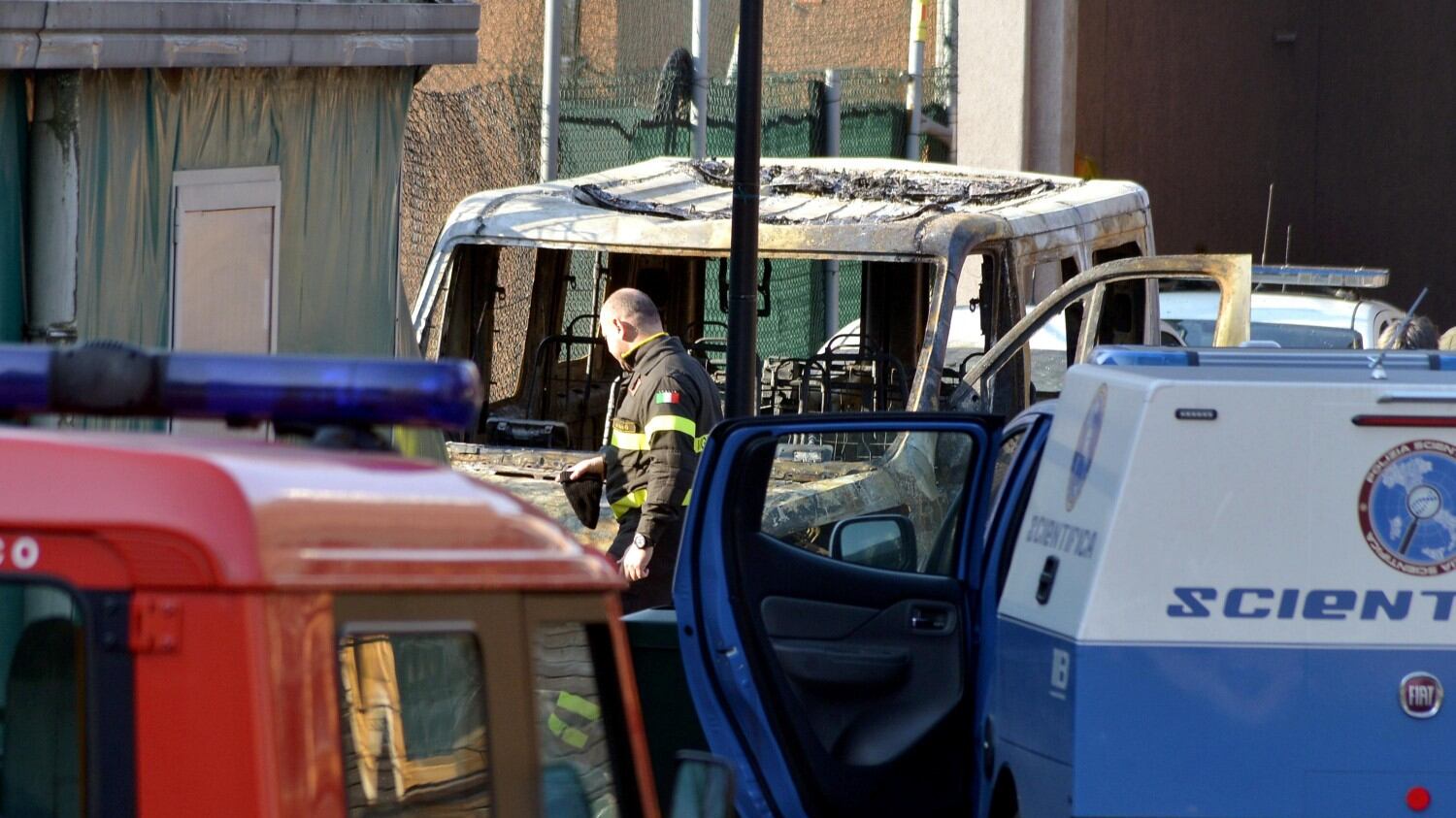 Milano, incendio nella notte nella scuola di polizia locale