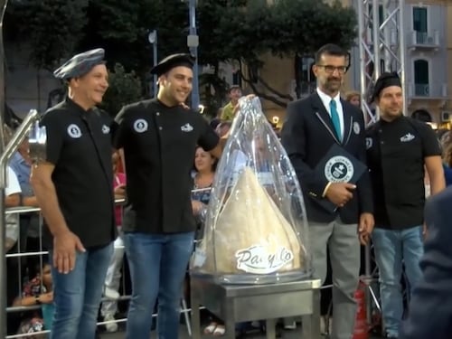 Guinness World Records, a Messina l'arancino più grande al mondo: battuta Catania