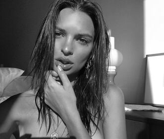 Emily Ratajkoswki, nudo totale sui social 3