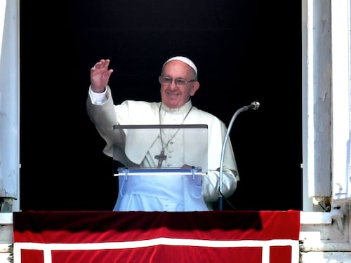 "Combattere la tratta dei migranti". E il Papa si prende il like di Salvini