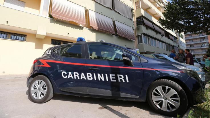 Scoprono che è lesbica Figlia segregata in casa