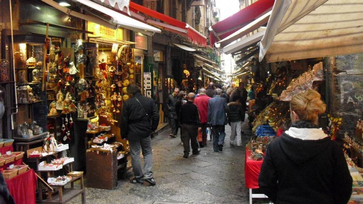 Forni, friggitorie e tavolini: cambia tutto a Napoli
