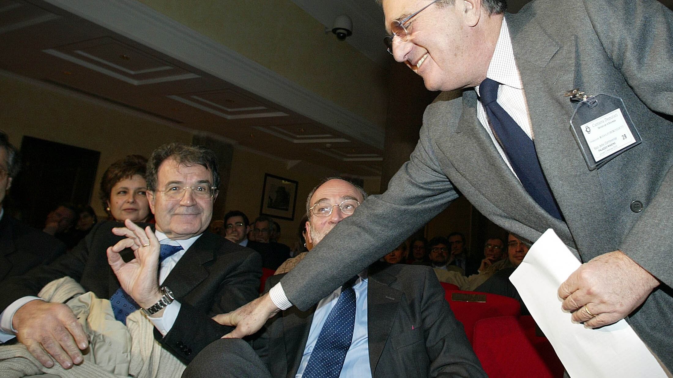 "Il Pd si sciolga", "Suicidio". È scontro tra De Benedetti e Prodi