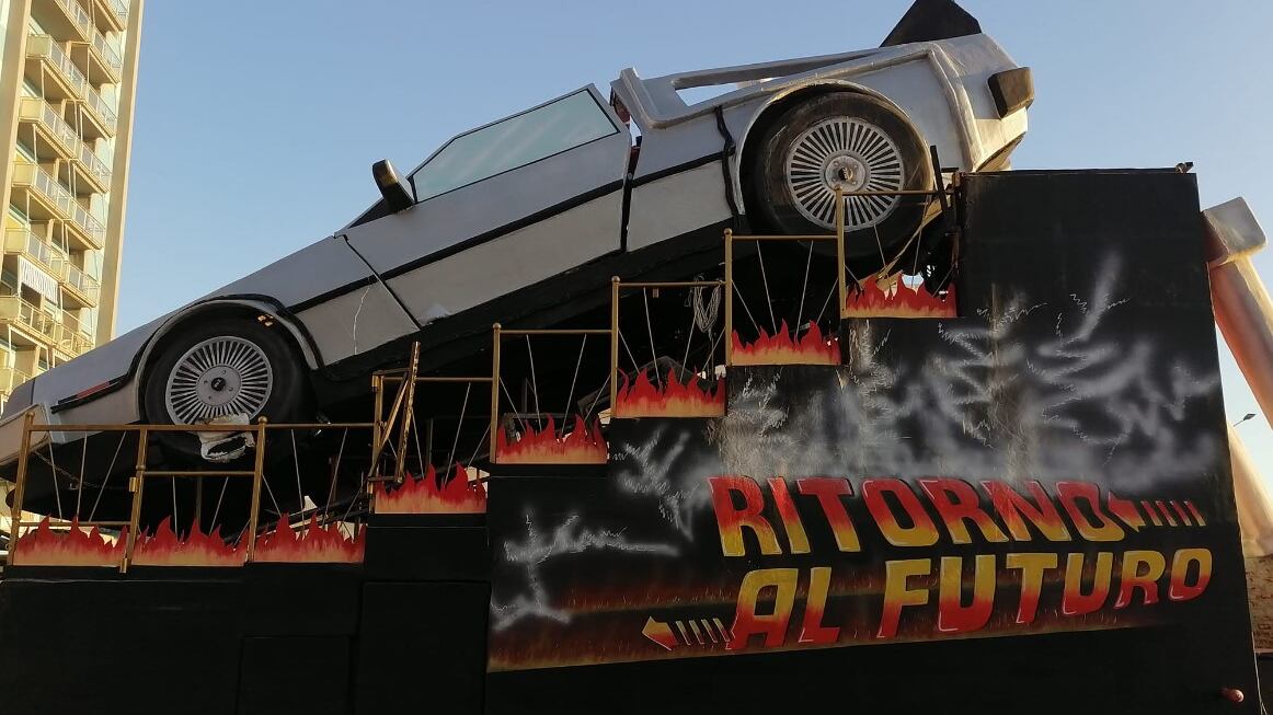 Paura al Carnevale di Follonica: la DeLorean travolge tre persone