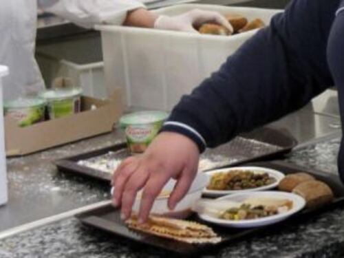 Regalano il pane solo agli italiani. E i buonisti si scandalizzano