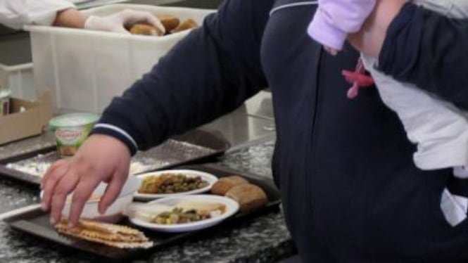 Studenti sospesi da scuola mandati a lavorare nella mensa dei poveri