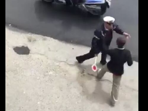 Giro d'Italia, il migrante vuole invadere la corsia: manate e grida