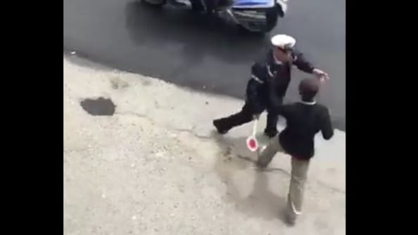 Giro d'Italia, il migrante vuole invadere la corsia: manate e grida