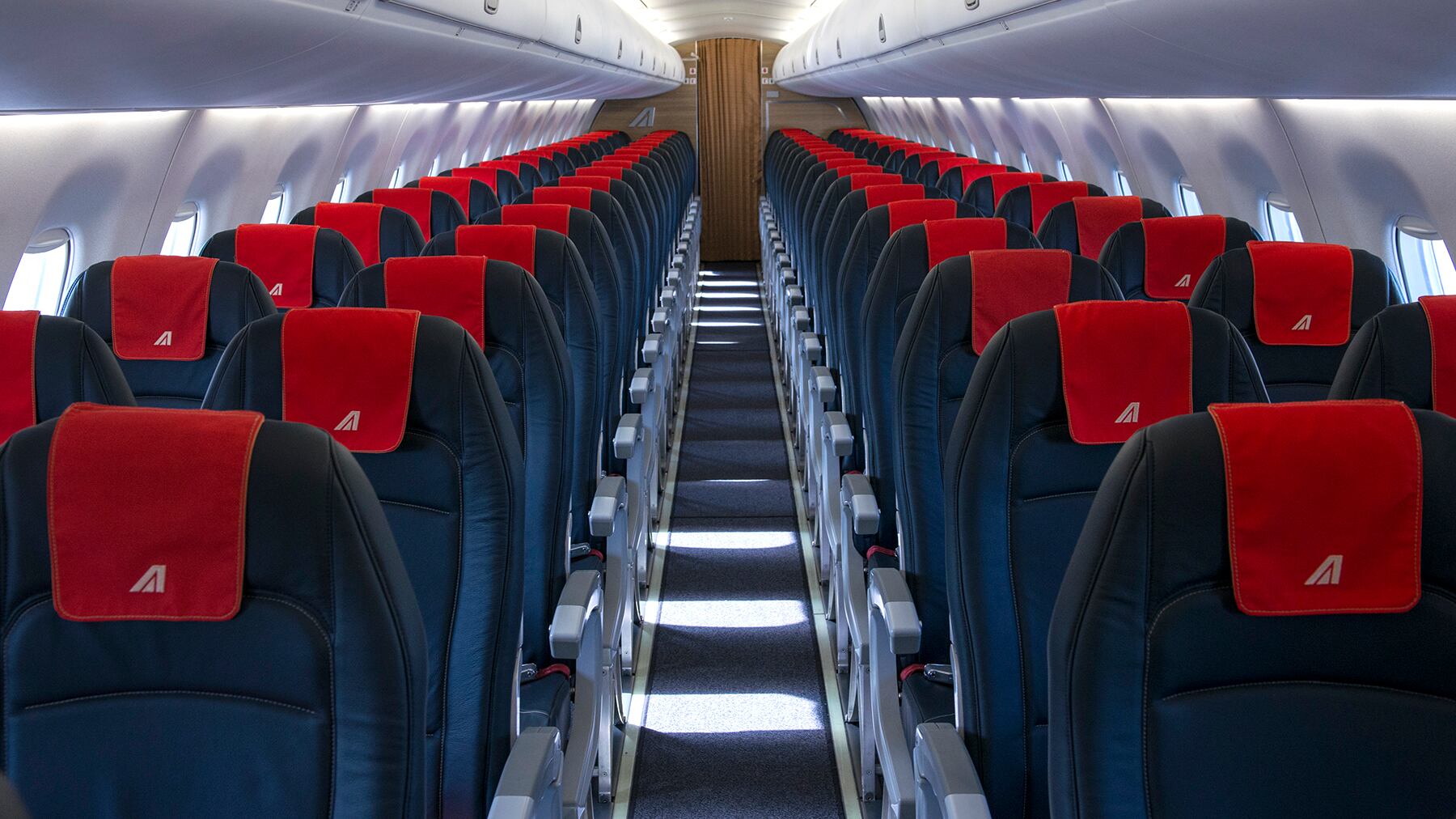 Alitalia, scontro sul salvataggio. "Hostess puliscano le toilette"