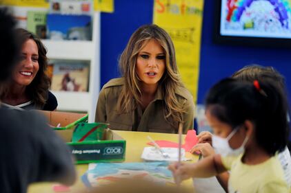 Malania Trump in Arabia Saudita senza velo: tutti i look della First Lady 19
