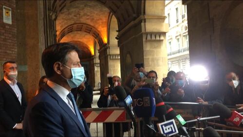 Taranto, nessun distanziamento tra i giornalisti per le interviste a Conte 1