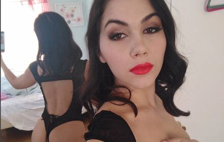 Valentina Nappi osa su Instagram: topless e lato b allo specchio 1