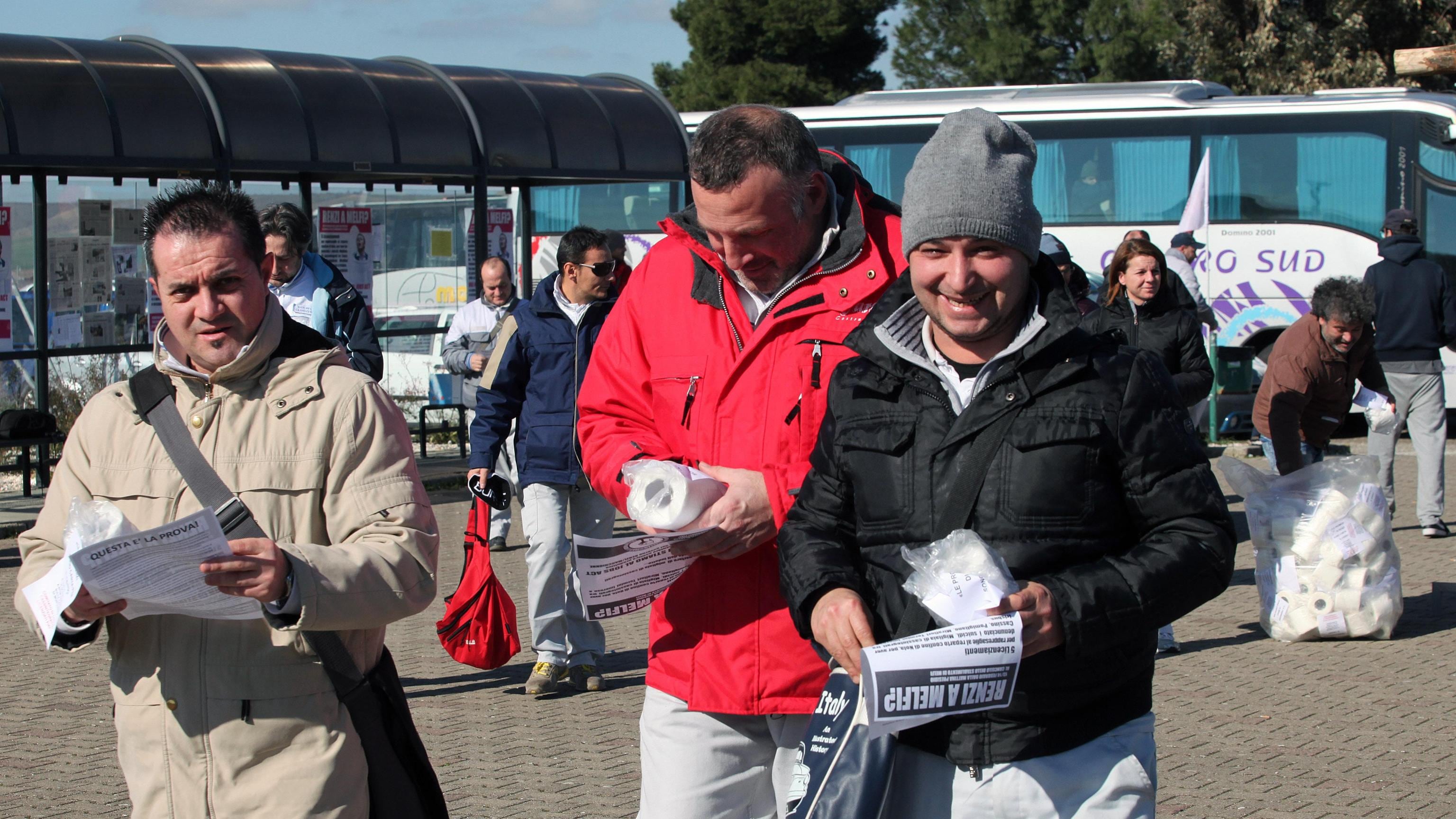 La Fiat di Melfi "avvolta" dalla carta igienica