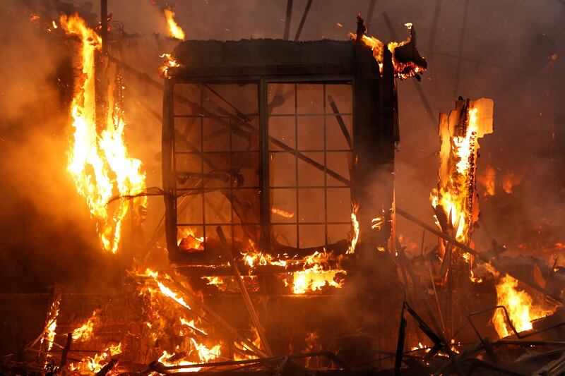 La California brucia: proclamato lo stato di emergenza 4