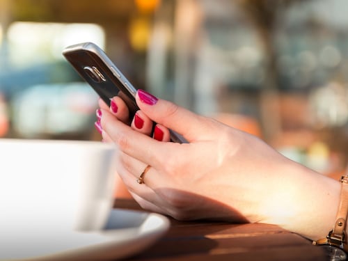Finti concorsi su WhatsApp: così i truffatori ti rubano il profilo per ingannare amici e parenti. L’alert della polizia