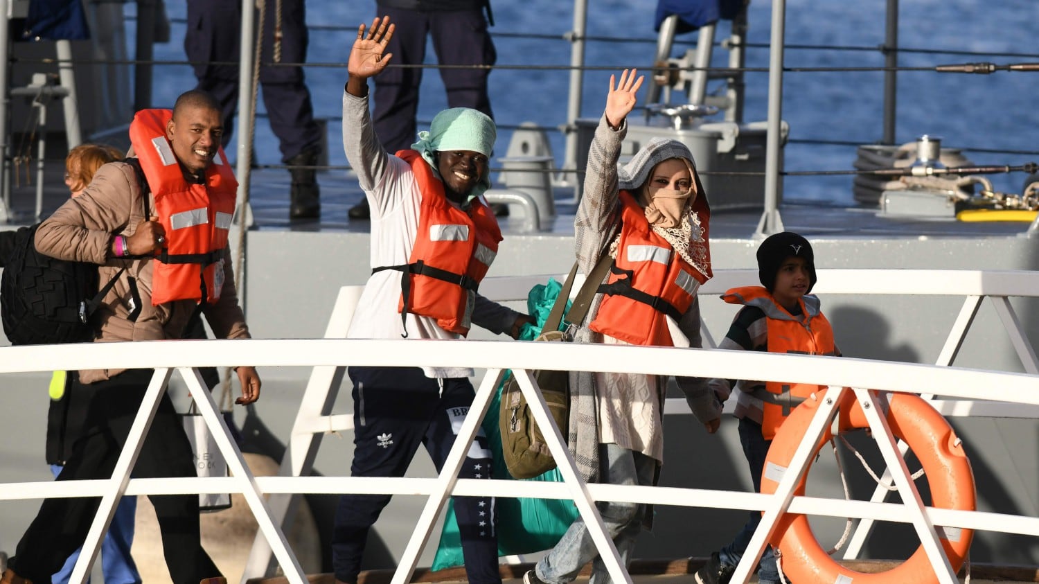 Sea Watch naviga verso l'Italia Il governo: altra provocazione