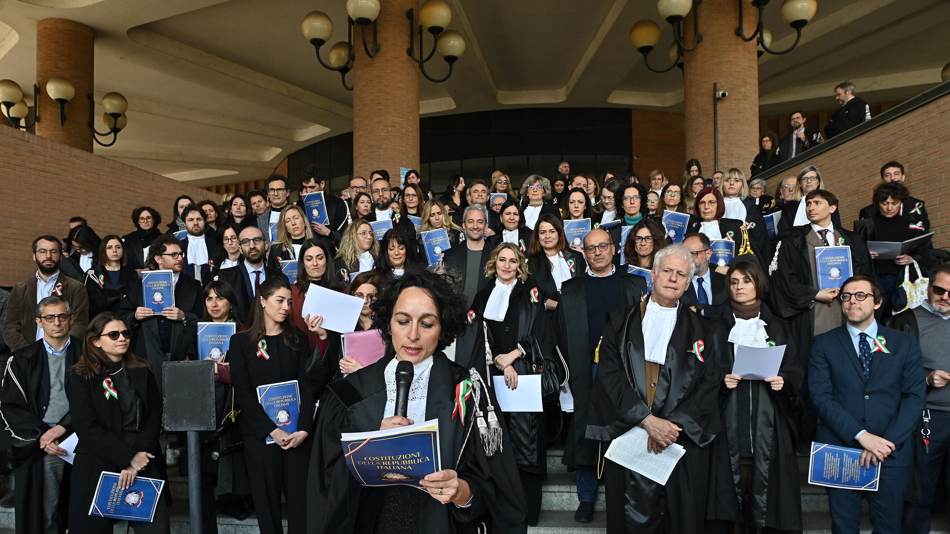 Dagli stipendi bassi all'omicidio Amato. Tutte le volte di una strana protesta