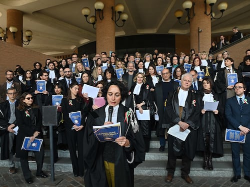 Dagli stipendi bassi all'omicidio Amato. Tutte le volte di una strana protesta