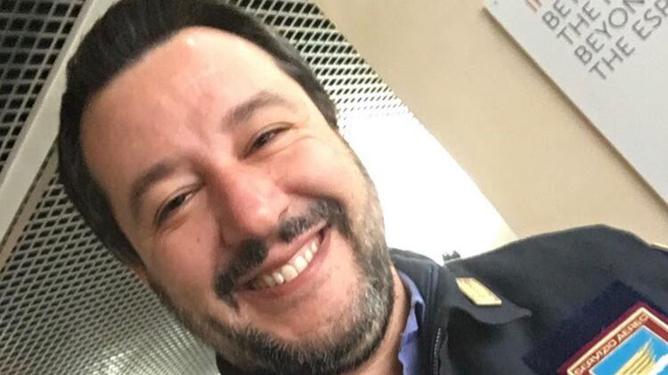 Salvini risponde agli haters: "Bevo un caffè, voi fatevi una vita"