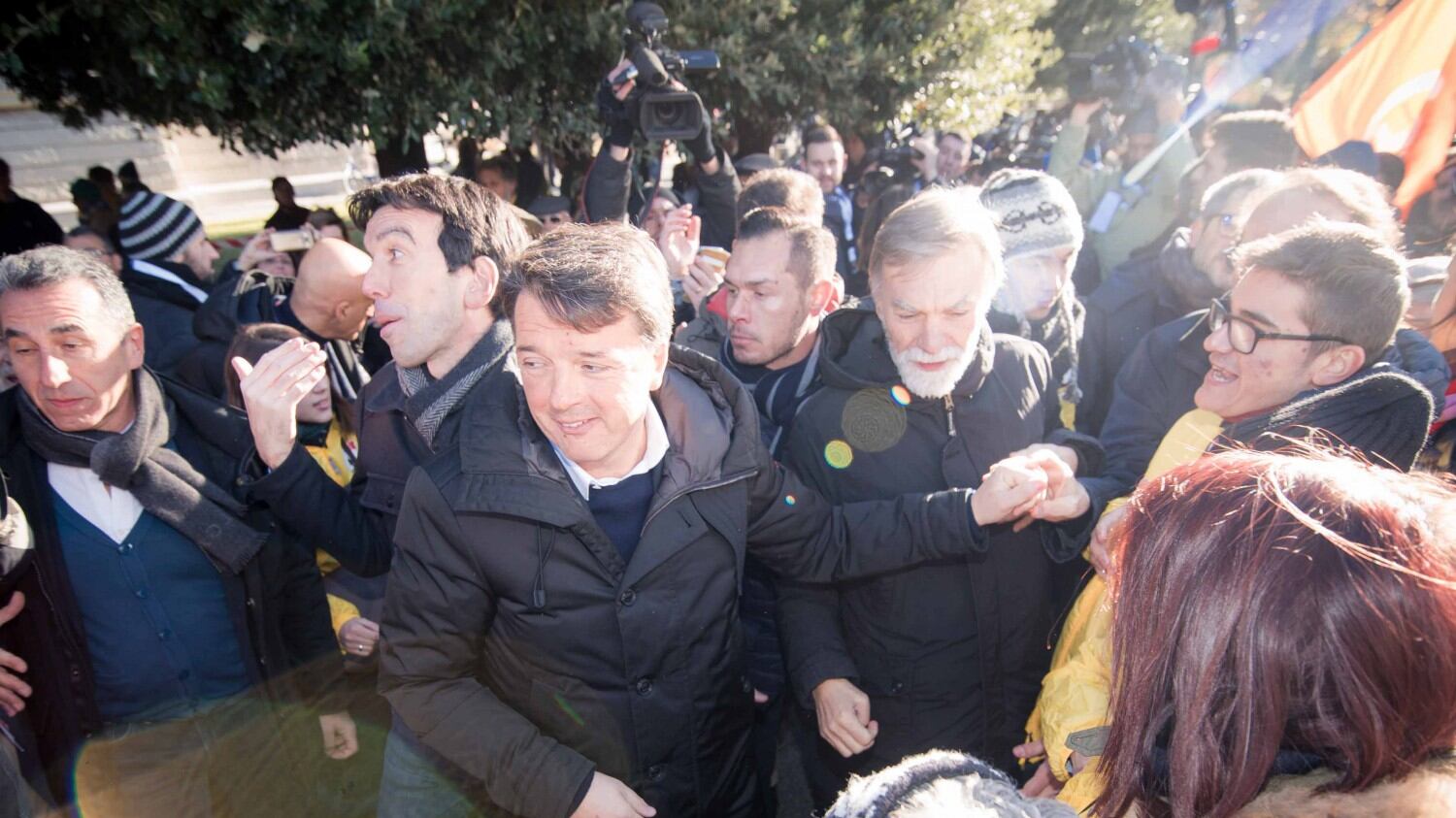 Renzi per un giorno fa il partigiano e gongola per l'assenza dei 5 Stelle